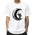 T-Shirt mit Mond-Design und Astronaut, der auf der Mondoberfläche sitzt, in Schwarz-Weiß.