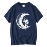 Dunkelblaues T-Shirt mit weißem Mondphasen-Design und Astronaut, der auf dem Mond steht und eine Flagge hält. Perfekt für Science-Fans und Astronomie-Liebhaber.