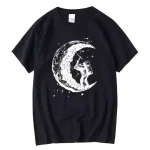 Schwarzes T-Shirt mit weißem Mondphasen-Design und Astronaut, der auf der Mondsichel steht, ideal für Wissenschafts- und Raumfahrtfans.