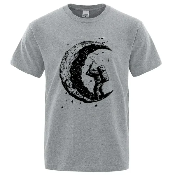 Graues T-Shirt mit einem künstlerischen Druck eines Astronauten, der auf einer Mondkrater-ähnlichen Oberfläche steht, umgeben von Sternen und Galaxien.