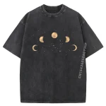 Schwarzes T-Shirt mit Mondphasen-Design, das die verschiedenen Mondphasen in einem stilvollen Muster zeigt.