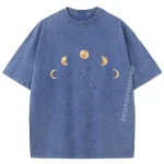 Bequemer T-Shirt mit Mondphasen-Design, ideal für Astronomie- und Wissenschaftsbegeisterte, in einem stilvollen blauen Farbton.