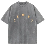 Graues T-Shirt mit Mondphasen-Design, zeigt verschiedene Mondphasen in goldener Farbe auf der Vorderseite.
