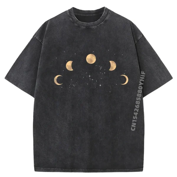 Schwarzes T-Shirt mit Mondphasen-Design, das die verschiedenen Mondphasen in einem stilvollen Muster zeigt.