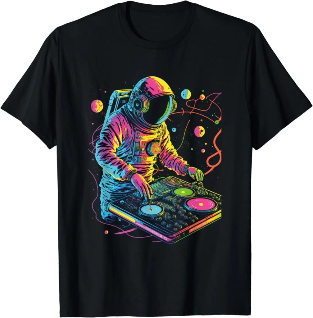 T-Shirt mit einem bunten Weltraum-DJ-Design, zeigt einen Astronauten, der an einem DJ-Deck im All auflegt, umgeben von Planeten und Sternen.