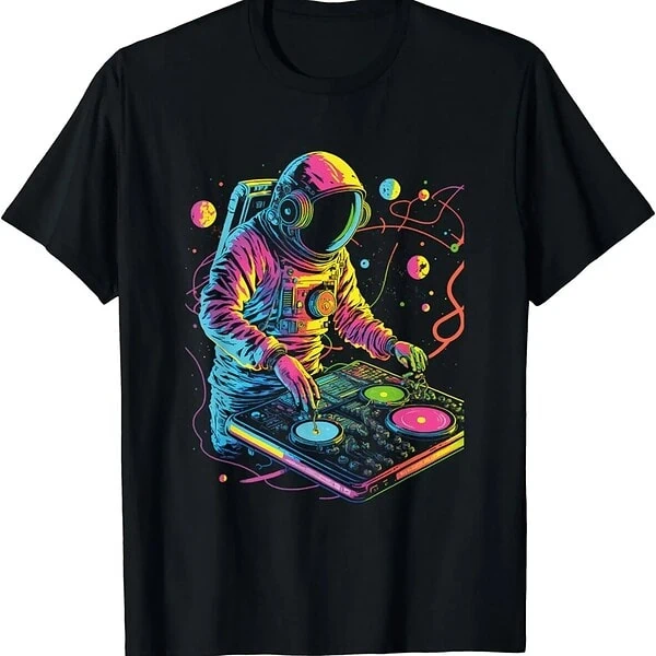 T-Shirt mit einem bunten Weltraum-DJ-Design, zeigt einen Astronauten, der an einem DJ-Deck im All auflegt, umgeben von Planeten und Sternen.