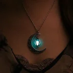 Eleganter Mond- und Laternenanhänger aus Metall, leuchtend in Blau, getragen an einer Kette, ideal für Science-Gadget- und Dekorationsliebhaber.
