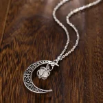 Elegantes silbernes Mondanhänger mit filigranen Mustern an einer feinen Kette, ideal für Schmuckliebhaber und als dekoratives Accessoire.