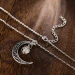 Elegante silberne Mondphasen-Halskette mit filigranem Anhänger, ideal für Schmuckliebhaber und als Geschenk.