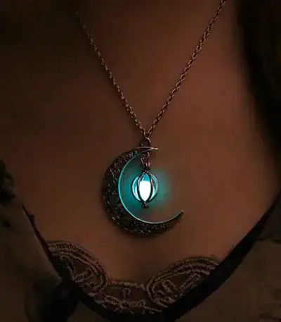 Eleganter Mond- und Laternenanhänger aus Metall, leuchtend in Blau, getragen an einer Kette, ideal für Science-Gadget- und Dekorationsliebhaber.