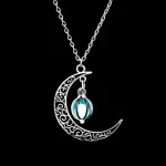 Himmlischer Mond- und Sternanhänger mit filigranem Design und blauer Perle, perfekt für Schmuckliebhaber und Astronomie-Enthusiasten.