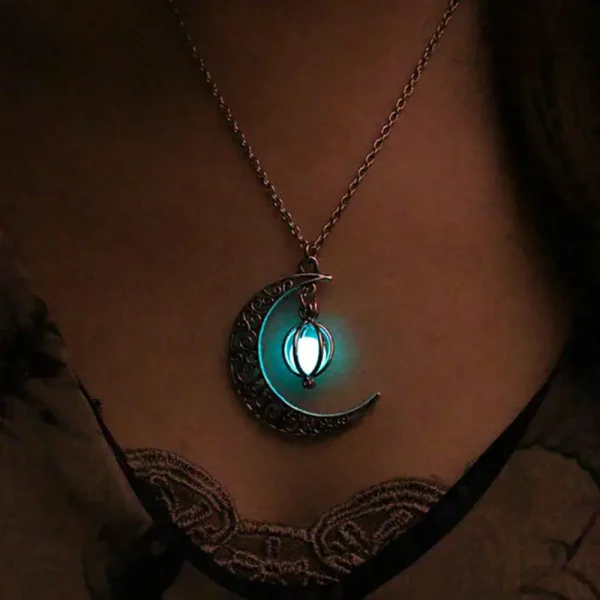 Eleganter Mond- und Laternenanhänger aus Metall, leuchtend in Blau, getragen an einer Kette, ideal für Science-Gadget- und Dekorationsliebhaber.