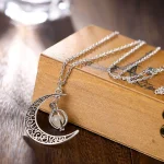 Hochwertiges Mondanhänger-Kettchen mit filigranen Mustern, perfekt für Schmuckliebhaber und als Geschenk.