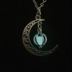 Elegante Mondphasen-Halskette mit einer leuchtenden, blauen Kugel, die an eine mystische Mondnacht erinnert, perfekt für Science- und Astronomie-Fans.