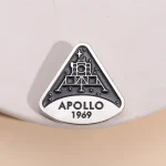 Detailliertes Medaillon mit Apollo 11 Raumfahrt-Motiv und Jahreszahl 1969, ideal als Sammlerstück oder Dekoration für Wissenschafts- und Raumfahrtenthusiasten.
