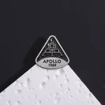 Detailaufnahme eines Apollo 1969 Medaillons, das an einem schwarzen Hintergrund befestigt ist, symbolisiert die Mondlandung von 1969.