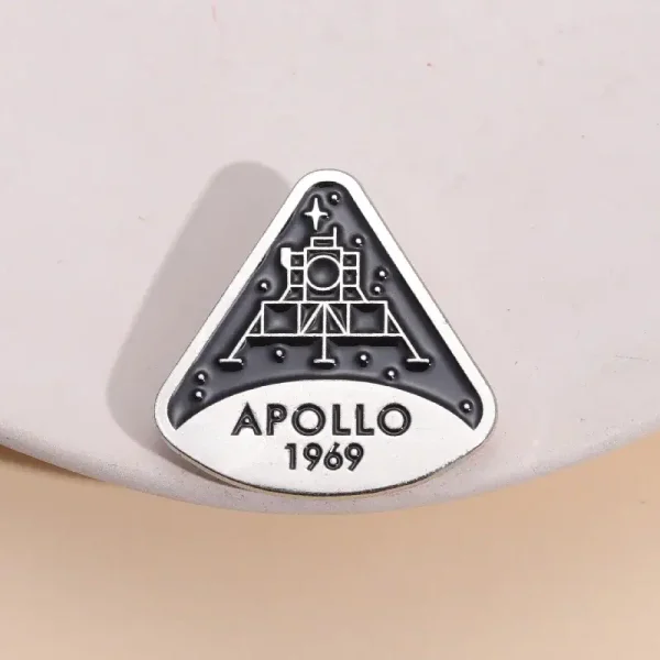 Detailliertes Medaillon mit Apollo 11 Raumfahrt-Motiv und Jahreszahl 1969, ideal als Sammlerstück oder Dekoration für Wissenschafts- und Raumfahrtenthusiasten.