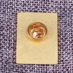 Goldener Schlüsselanhänger mit Wissenschaftssymbol auf einer goldenen Karte, ideal als Dekoration oder Geschenk für Wissenschaftsbegeisterte.
