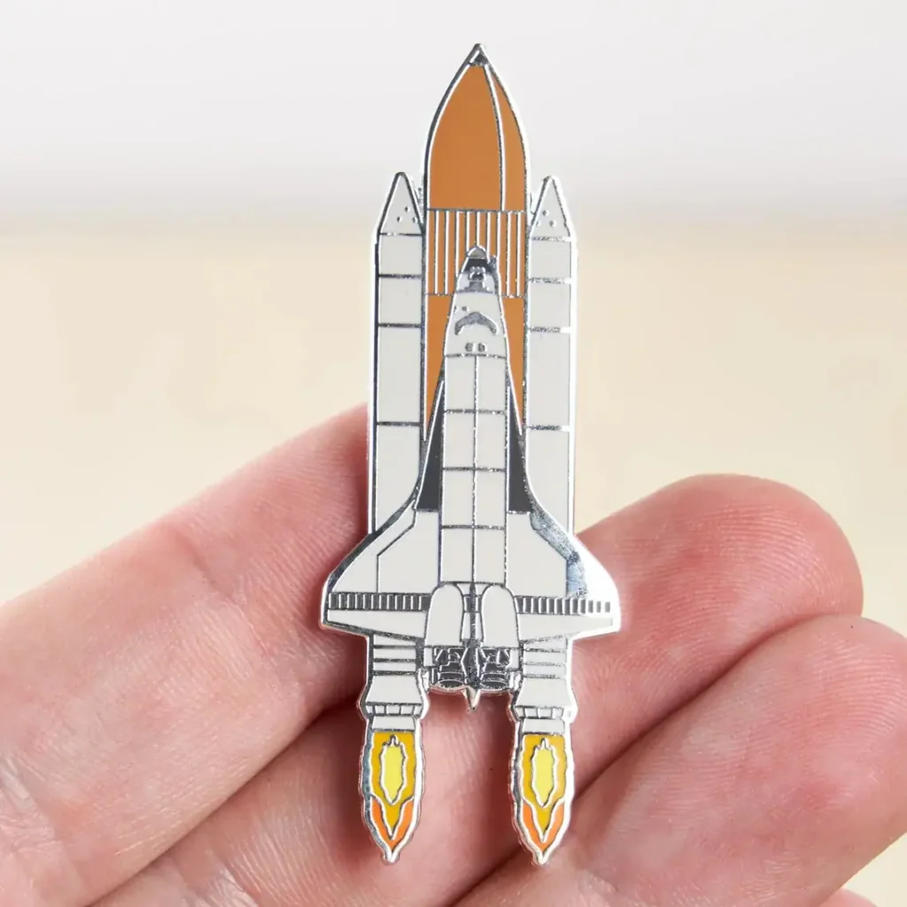 Ein detailreicher Magnetanhänger in Form eines Raumfahrzeugs, ideal als Dekoration oder Geschenk für Wissenschafts- und Raumfahrtliebhaber.