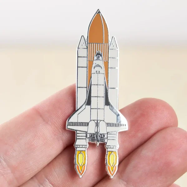 Ein detailreicher Magnetanhänger in Form eines Raumfahrzeugs, ideal als Dekoration oder Geschenk für Wissenschafts- und Raumfahrtliebhaber.