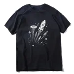 Schwarzes T-Shirt mit Weltraumdesign, Raketen, UFO und Planeten, ideal für Science-Fiction-Fans und Astronomie-Enthusiasten.