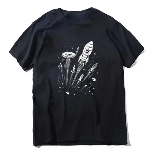 Schwarzes T-Shirt mit Weltraumdesign, Raketen, UFO und Planeten, ideal für Science-Fiction-Fans und Astronomie-Enthusiasten.