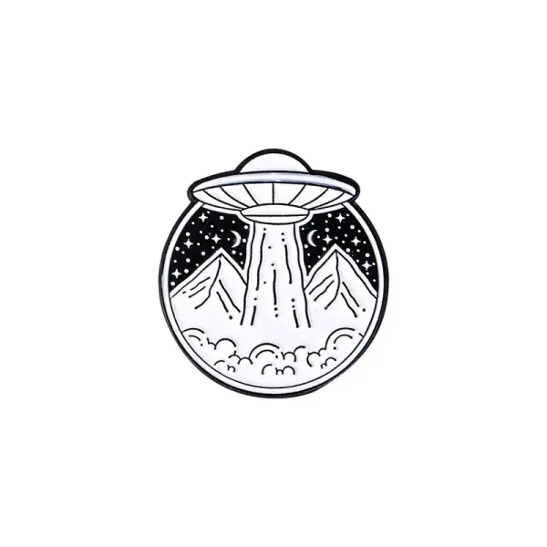 Illustration eines UFOs, das über einer Berglandschaft im Weltraum schwebt, mit Sternen im Hintergrund.