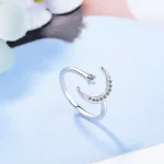 Eleganter Silberring mit Stern- und Mondmotiv, verziert mit kleinen Zirkoniasteinen, ideal für Schmuckliebhaber und Astronomie-Fans.