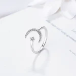 Eleganter Silberring mit Mond- und Sternmotiv, verziert mit kleinen Zirkoniasteinen, ideal als Schmuckstück für Liebhaber von Himmelsmotiven.