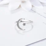 Eleganter Silberring mit Mond- und Sternmotiv, verziert mit kleinen Zirkoniasteinen, ideal für Schmuckliebhaber und als Geschenk.