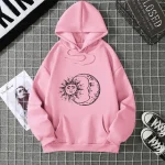 Bequemer pinker Hoodie mit Sonnen- und Mondmotiv, ideal für Fans von Astronomie und stylischer Freizeitkleidung.