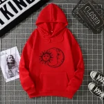Roter Hoodie mit Sonnen- und Monddesign, bequem und stylisch, ideal für Fans von Astronomie und Streetwear. Perfekt für Alltag und Freizeit.