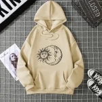 Bequemer Hoodie mit Sonnen- und Monddesign, ideal für Wissenschafts- und Dekorationsliebhaber, in einem modernen, stilvollen Look.