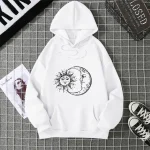 Weißer Hoodie mit Sonnen- und Monddesign, ideal für Wissenschafts- und Astronomie-Enthusiasten, bequem und stilvoll.