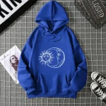 Blaues Hoodie mit Sonnen- und Mondsymbol, ideal für Science-Fans, bequem und stylisch, perfekt für Freizeit und Wissenschaftsbegeisterte.