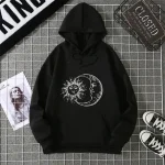 Schwarzer Hoodie mit Sonnen- und Mondmotiv, ideal für Science-Fashion-Liebhaber, bequem und stilvoll.