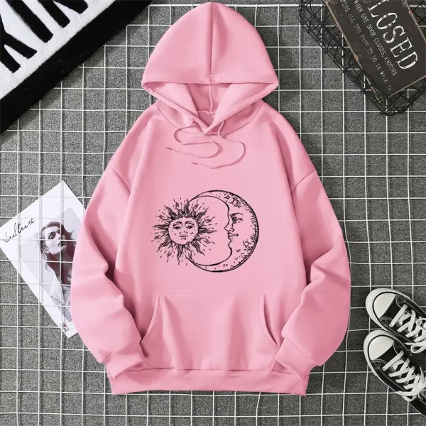 Bequemer pinker Hoodie mit Sonnen- und Mondmotiv, ideal für Fans von Astronomie und stylischer Freizeitkleidung.