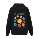 Schwarzer Hoodie mit bunter Solar-System-Grafik, zeigt Sonne, Planeten und Namen, ideal für Wissenschafts- und Astronomie-Fans.