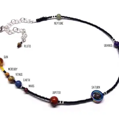 Halskette mit Perlen, die die Planeten unseres Sonnensystems darstellen, inklusive Sonne, Merkur, Venus, Erde, Mars, Jupiter, Saturn, Uranus, Neptun und Pluto.