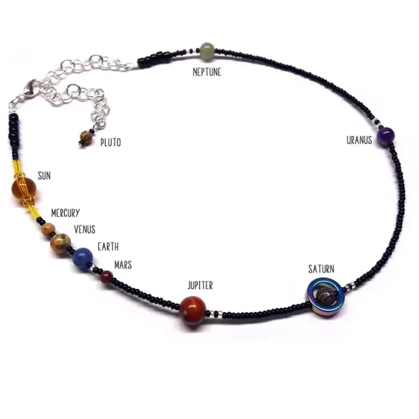 Halskette mit Perlen, die die Planeten unseres Sonnensystems darstellen, inklusive Sonne, Merkur, Venus, Erde, Mars, Jupiter, Saturn, Uranus, Neptun und Pluto.