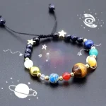 Armband mit Planeten- und Sternenmotiven, detailreich gestaltet, ideal für Wissenschafts- und Astronomie-Liebhaber.