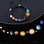 Handgefertigtes Armband mit Planeten- und Sternenmotiven, ideal für Wissenschafts- und Astronomie-Enthusiasten. Perfekt als Geschenk oder Dekoration für Weltraumfans.