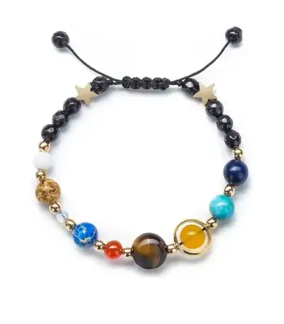 Armband mit Sternen- und Planetenelementen, bunte Perlen und goldene Akzente, ideal für Wissenschafts- und Astronomie-Enthusiasten.