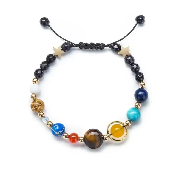 Armband mit Sternen- und Planetenelementen, bunte Perlen und goldene Akzente, ideal für Wissenschafts- und Astronomie-Enthusiasten.
