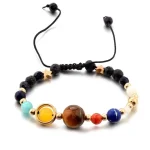 Farbige Perlen und Sternen-Design auf einem Armband, ideal für Wissenschafts- und Dekorationsliebhaber, handgefertigt, stilvoll und einzigartig.
