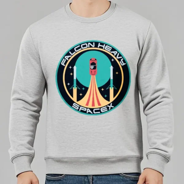 Logo des Falcon Heavy Raumfahrtprogramms von SpaceX, mit Rakete, Sternen und Planeten im Hintergrund, auf einem grauen Sweatshirt.