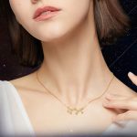Elegante Sternzeichen-Halskette aus Gold mit Sternzeichen-Symbolen, perfekt für Schmuckliebhaber und Astrologie-Fans. Hochwertiges Design, ideal als Geschenk oder für den Alltag.