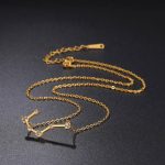 Elegante goldene Sternzeichen-Halskette mit funkelnden Zirkoniasteinen, perfekt für Schmuckliebhaber und Astrologie-Fans. Hochwertiges Design, das jeden Look aufwertet.