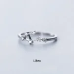 Eleganter Ring mit Sternzeichen Waage, verziert mit kleinen funkelnden Steinen, symbolisiert Harmonie und Gleichgewicht. Perfekt als Schmuckstück für Liebhaber der Astrologie.