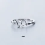 Eleganter Ring mit Sternzeichen Leo, verziert mit kleinen funkelnden Steinen, ideal für Tierkreiszeichen-Liebhaber und als modisches Accessoire.